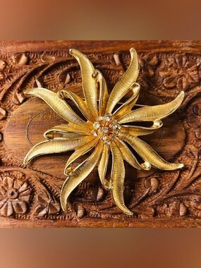 Vintage Gold Tone Rhinestone Starburst Flower Brooch Pin 3” Statement Piece